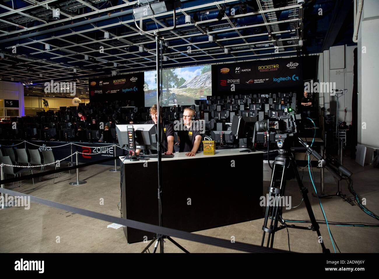 HELSINKI, Finnland - 15.November 2019: Die Kommentatoren diskutieren die Bekämpfung esportsmen des Turniers von den Schlachtfeldern PlayerUnknown GameXpo PUBG bei der Montage Stockfoto