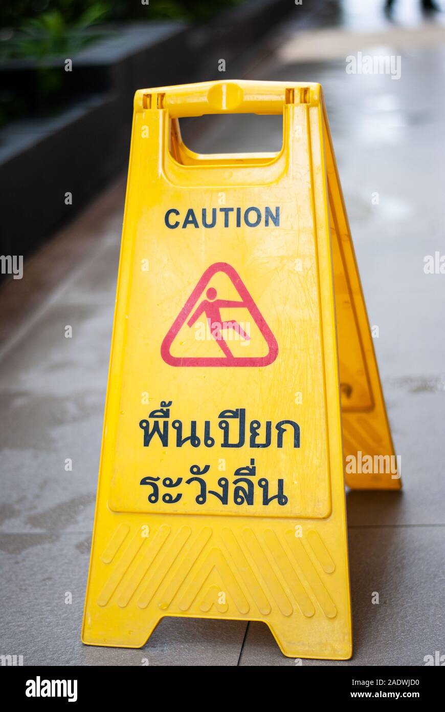 Warnschild Nasser Boden Stockfotos Und Bilder Kaufen Alamy