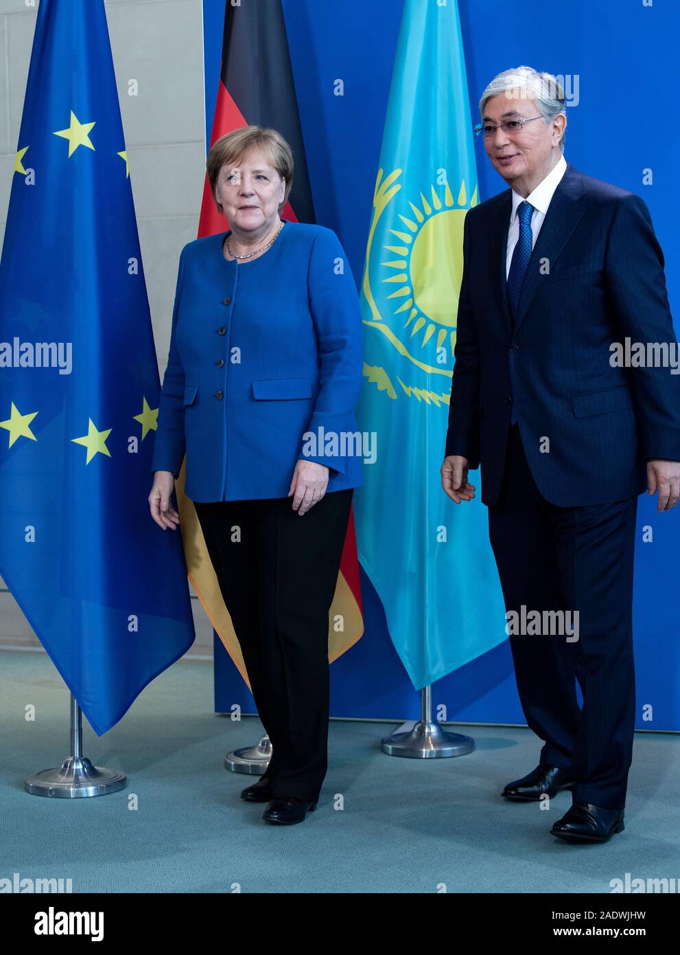 Berlin, Deutschland. 05 Dez, 2019. Bundeskanzlerin Angela Merkel (l, CDU) und Kassim-Schomart Tokayev, Präsident von Kasachstan, lassen eine Pressekonferenz im Bundeskanzleramt. Quelle: Bernd von Jutrczenka/dpa/Alamy leben Nachrichten Stockfoto