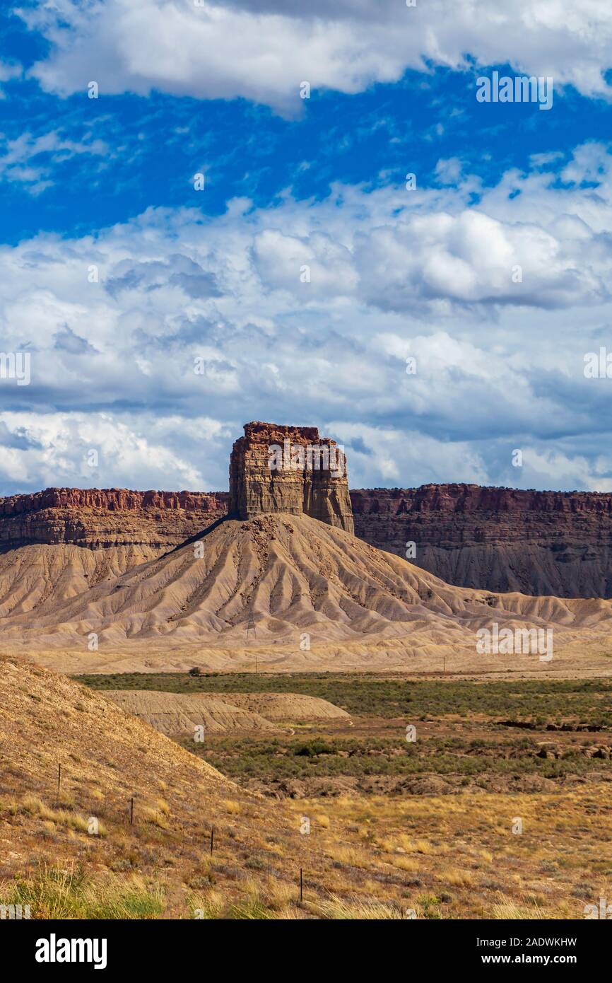 Vertikale Bild eines einsamen Wüste Butte Im Südwesten USA in der Nähe von vier Ecken der AZ, UT, CO, & NM. Stockfoto