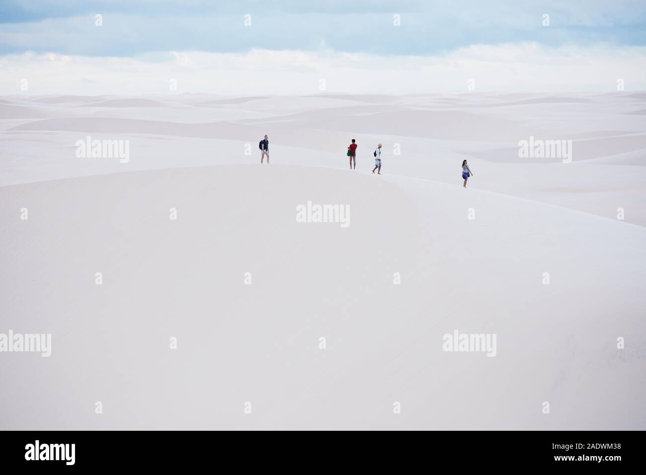 Touristen, die sich in der riesigen Dünen Landschaft Stockfoto