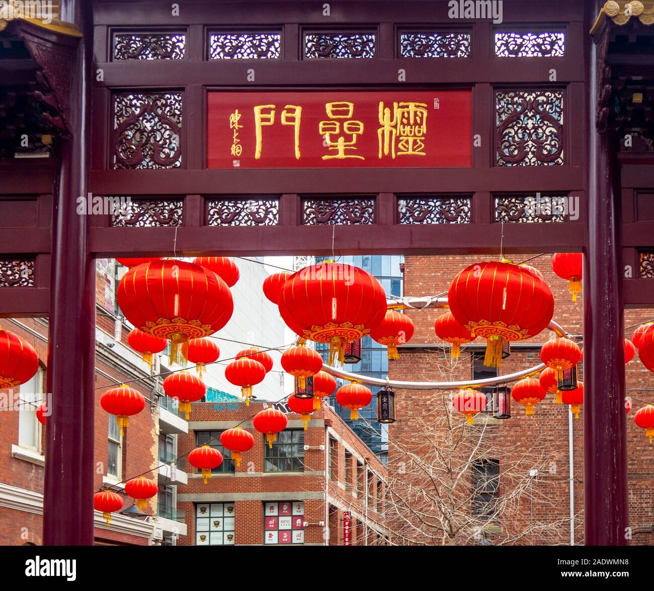 Mit Blick auf den Himmel Torbogen und Chinesischen roten Laternen in Chinatown Plaza Little Bourke Street Melbourne, Victoria, Australien. Stockfoto