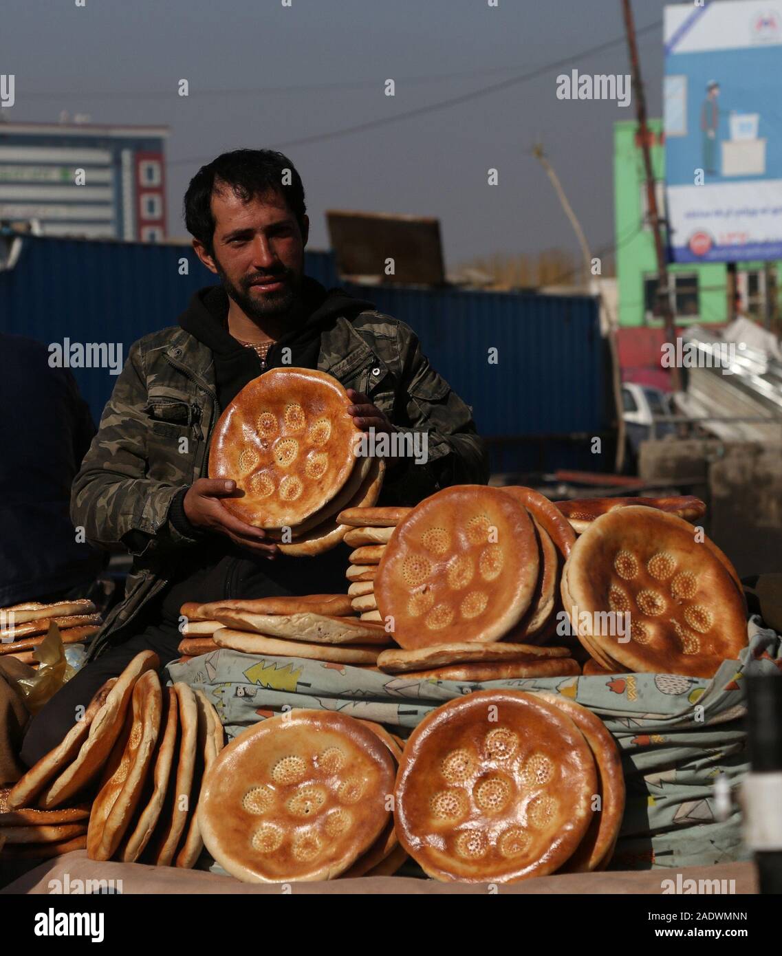 Kabul, Afghanistan. 5 Dez, 2019. Ein afghanischer Anbieter Lebensmittel auf einem Markt in Kabul, der Hauptstadt Afghanistans, Dez. 5, 2019. Die Zahl der Afghanen, die sagen, "das Land in die richtige Richtung bewegt" stieg in 2019 gegenüber dem Vorjahr, laut einer Umfrage Bericht hier Dienstag freigegeben. Credit: Sayed Mominzadah/Xinhua/Alamy leben Nachrichten Stockfoto