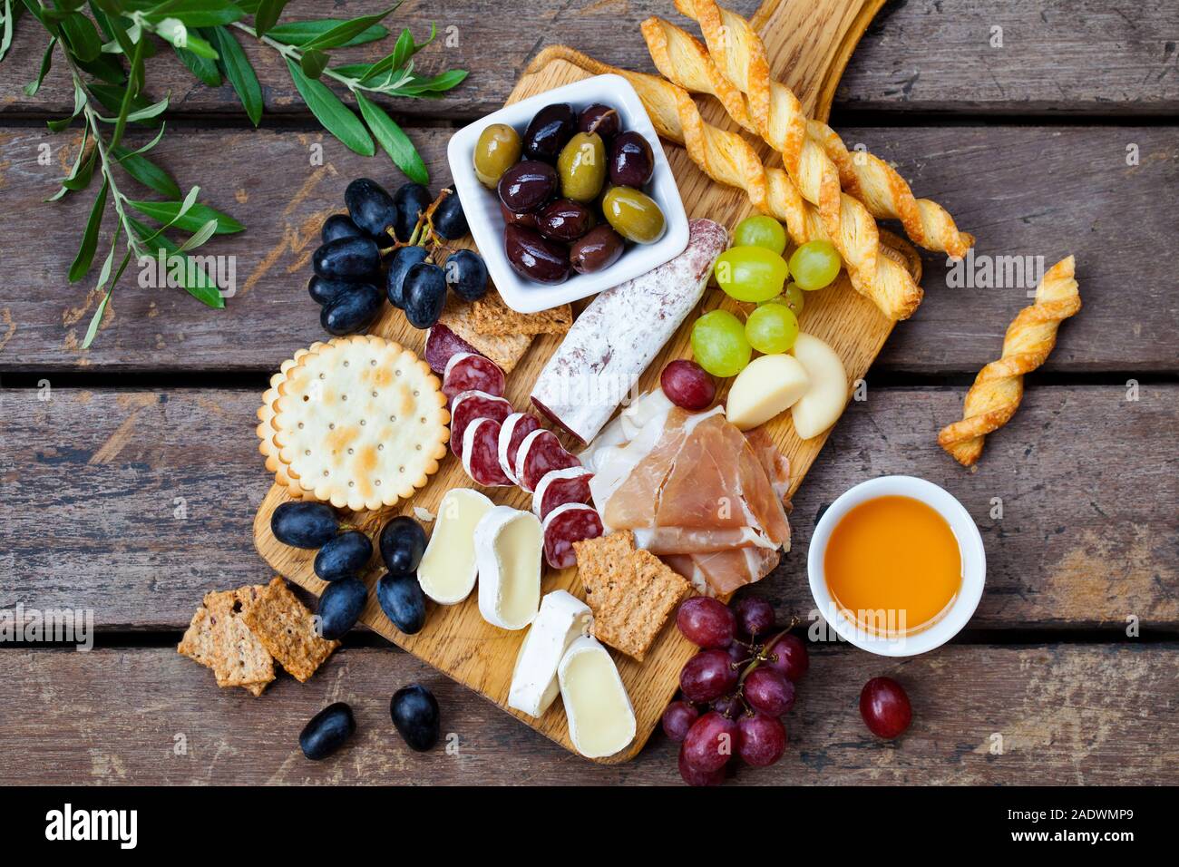 Käse und Fleisch Vorspeisen auf Schneidebrett auf Holz- Hintergrund. Ansicht von oben. Stockfoto