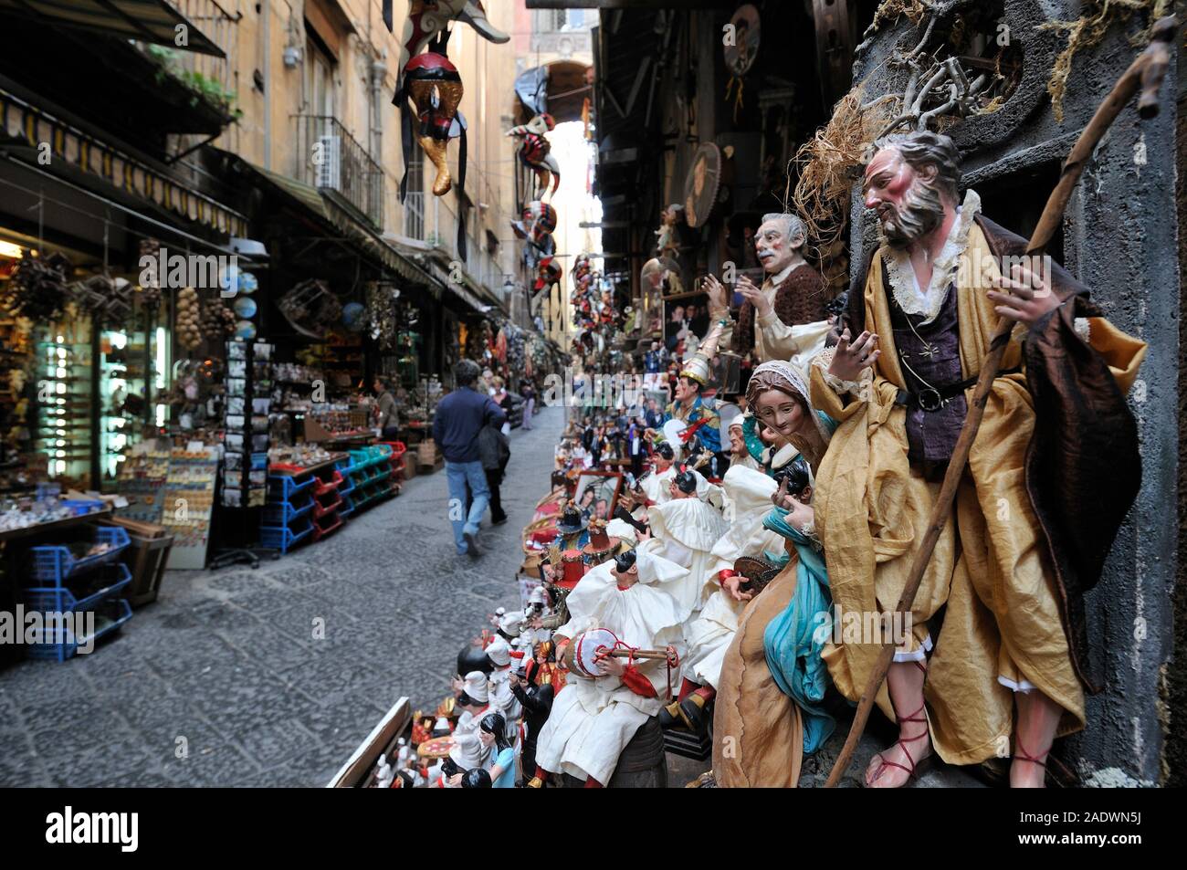 Neapel, Italien. Die Via San Gregorio Armeno, berühmt für seine Figuren von der neapolitanischen Zeichen & Kruzifixe. Stockfoto