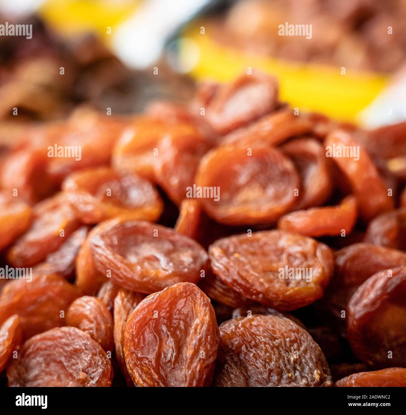 Haufen von getrockneten Aprikosen close-up im Markt, Usbekistan Stockfoto