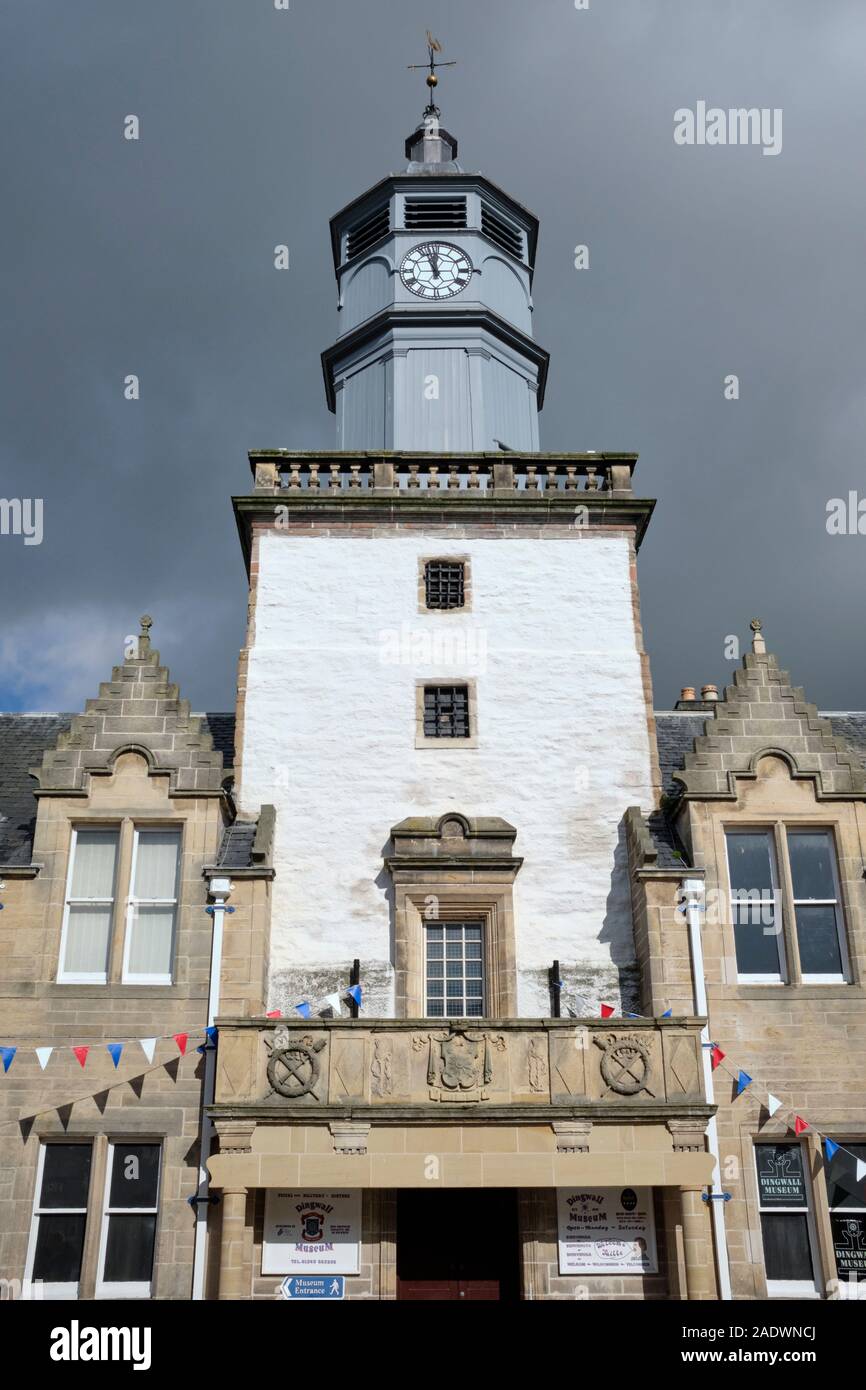 High Street, Dingwall, Ross und Cromarty, Schottland, Großbritannien. Das Town House Clock Tower gebaut 1730 und jetzt ein Museum, 26.09.19. Stockfoto