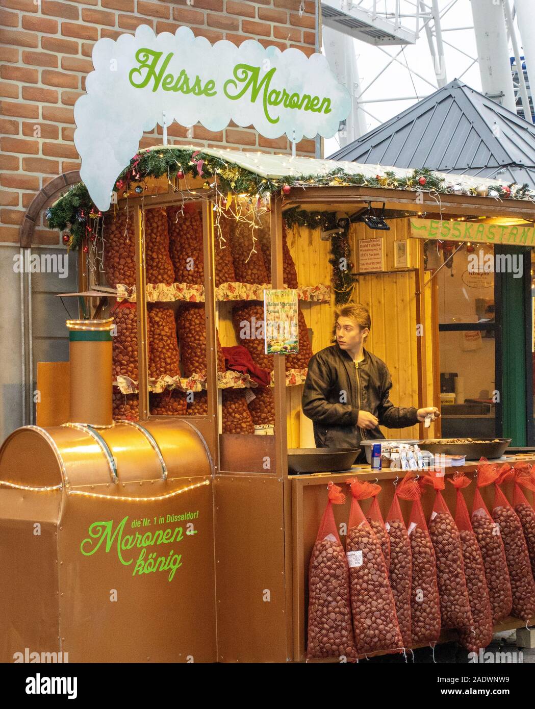 Düsseldorf, Deutschland, 24. November 2019, Weihnachtsmarkt Kastanien in der Nähe des Zentrums der Stadt. Stockfoto