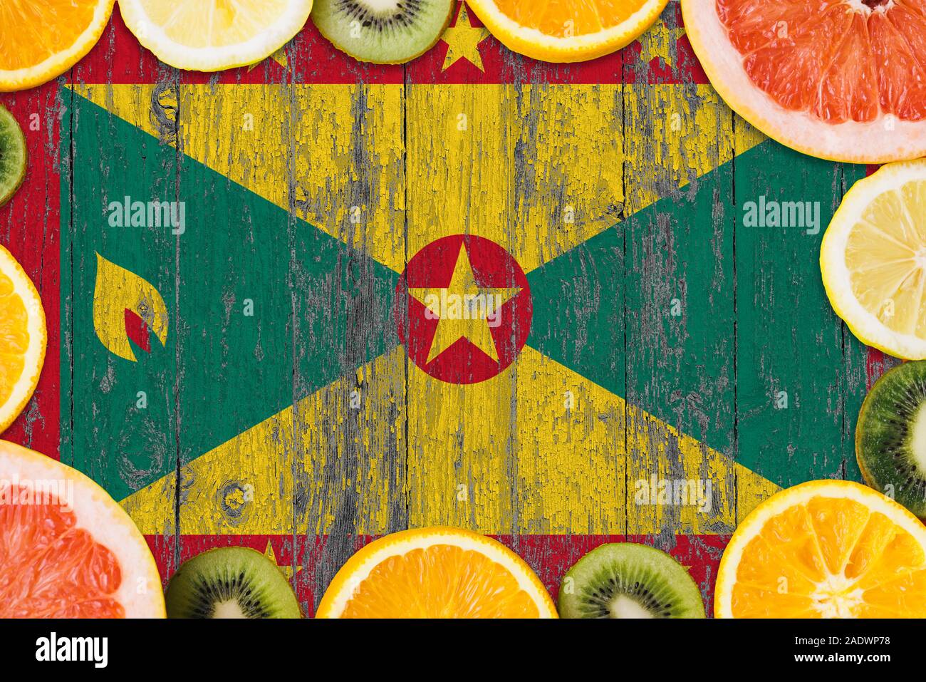 Grenada essen Konzept. Frische Früchte von traditionellen Gärten. Kochen Konzept auf hölzernen Flagge Hintergrund. Stockfoto