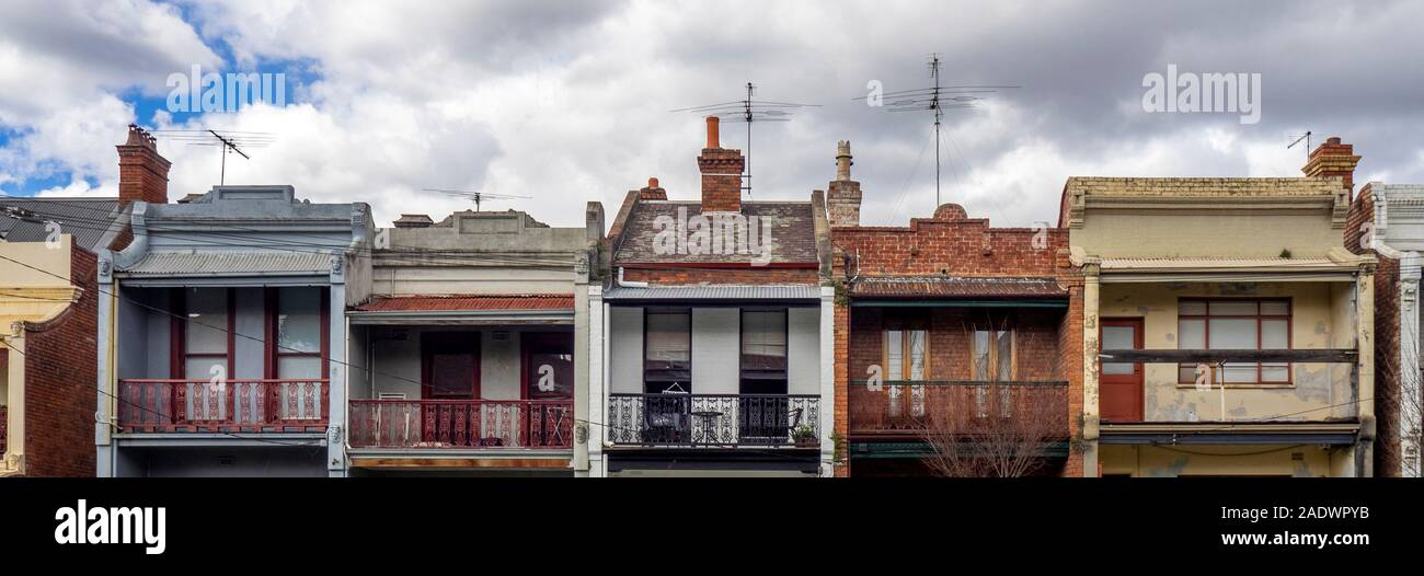 Obergeschoss aus einer Reihe von Reihenhäuser in Carlton Melbourne, Victoria, Australien. Stockfoto