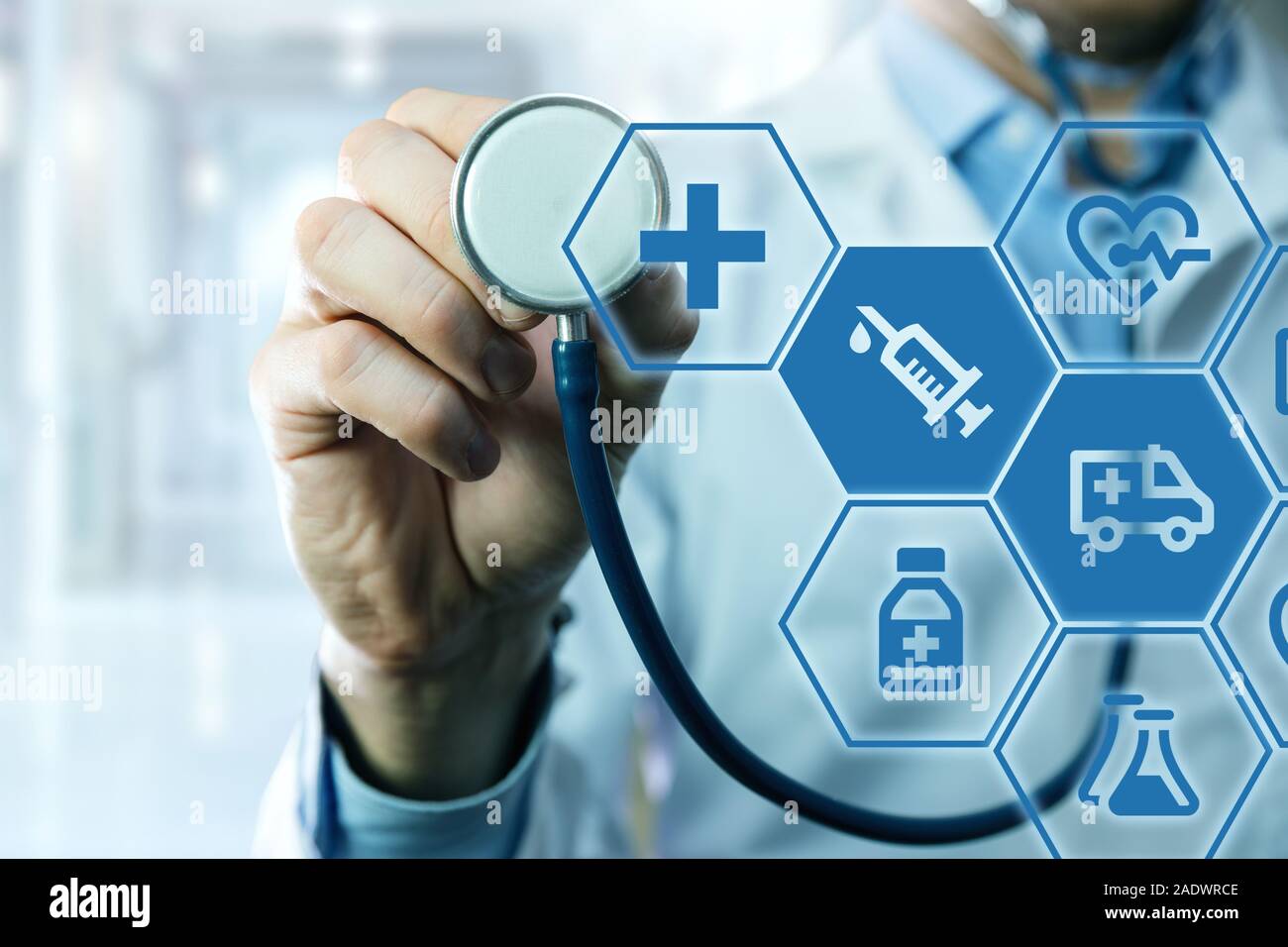 Gesundheit und Medizin - Arzt holding Stethoskop mit digitaler Grafik medizinische Symbole Stockfoto