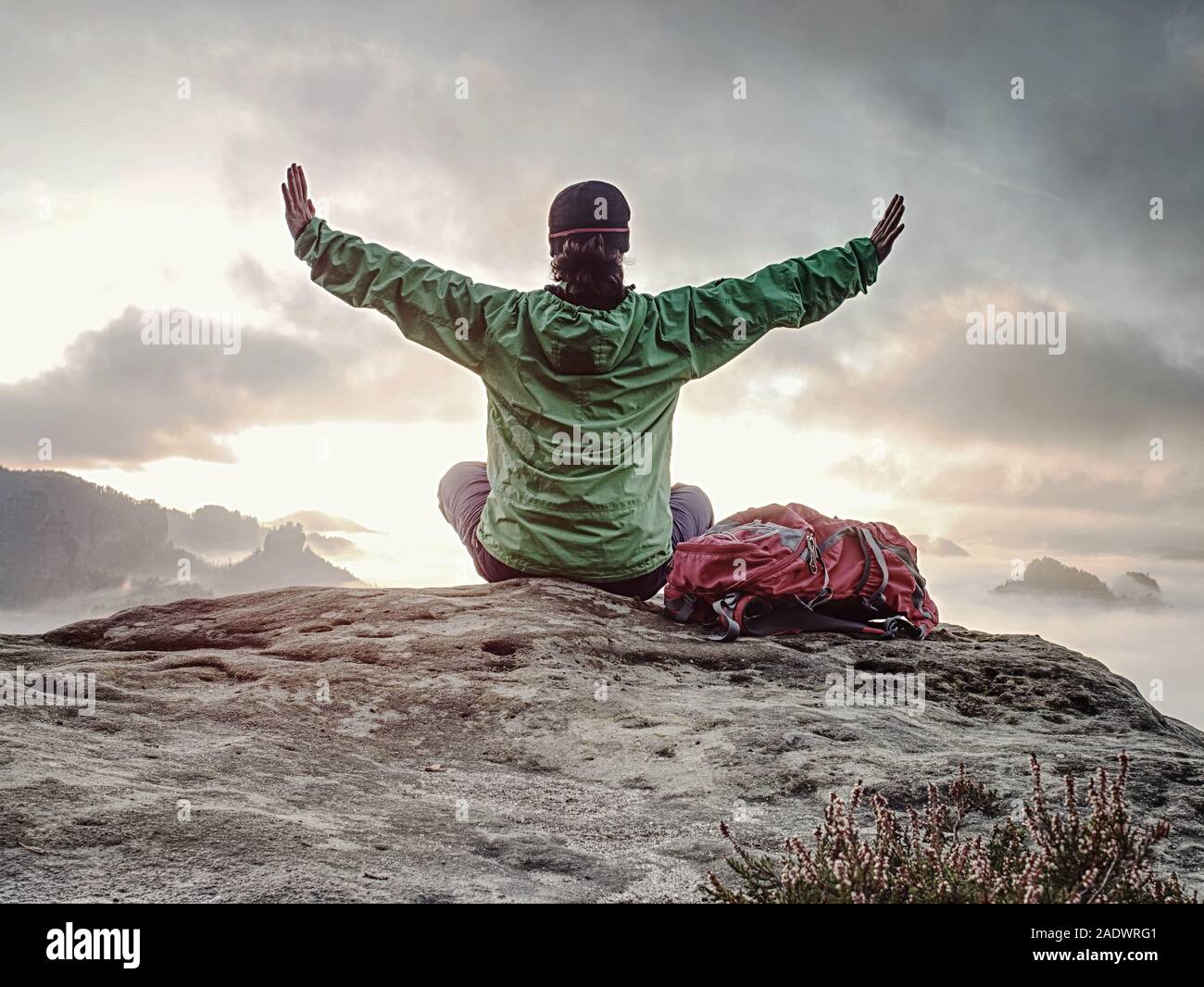 Frau genießen Sie einfach das Leben. Schöne Mädchen Backpacker sitzen oben auf dem Berg und genießen neue geboren. Berge Landschaft reisen ha Stockfoto