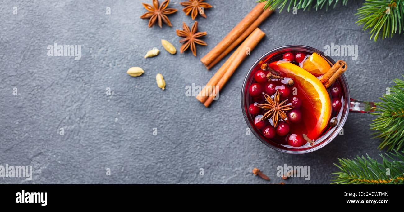 Glühwein Rotwein mit Gewürzen. Weihnachtsdekoration. Grauer Hintergrund. Kopieren Sie Platz. Ansicht von oben Stockfoto