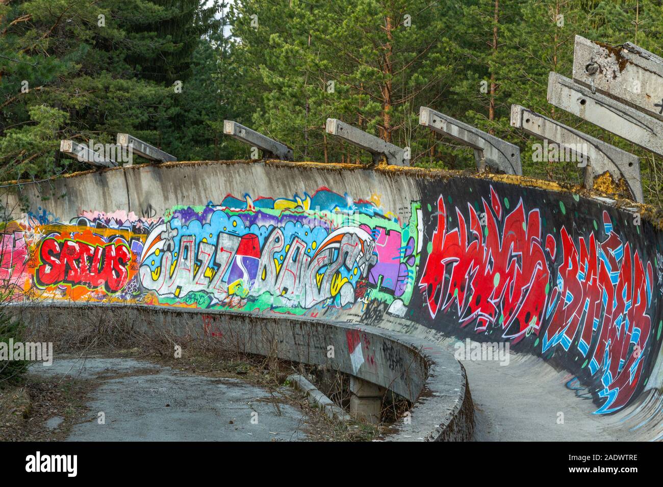Olympische Winterspiele 1984, Olympische Winterspiele XIV; Bobsleigh Bobsled Roge Course liegt verkommen und mit bunten Graffiti bedeckt, Sarajevo Jugoslawien Stockfoto