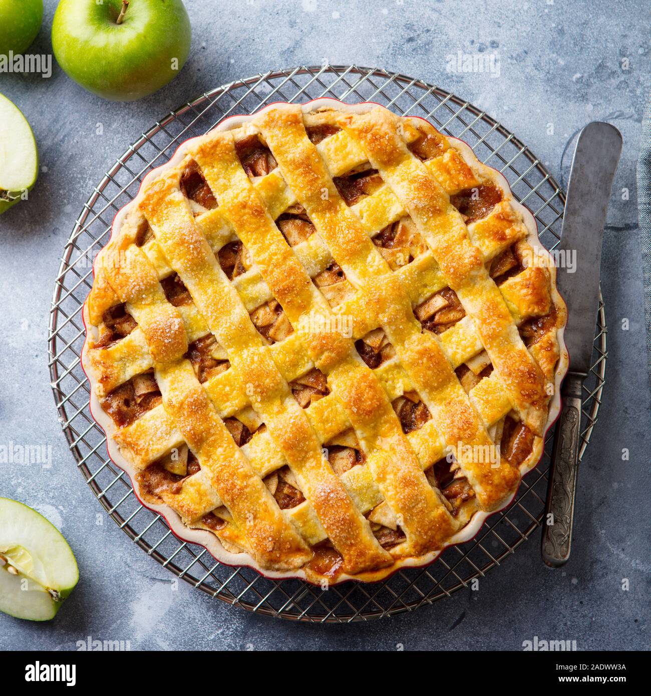 Apfelkuchen auf einem Gitter. Grauer Hintergrund. Close Up. Ansicht von oben Stockfoto