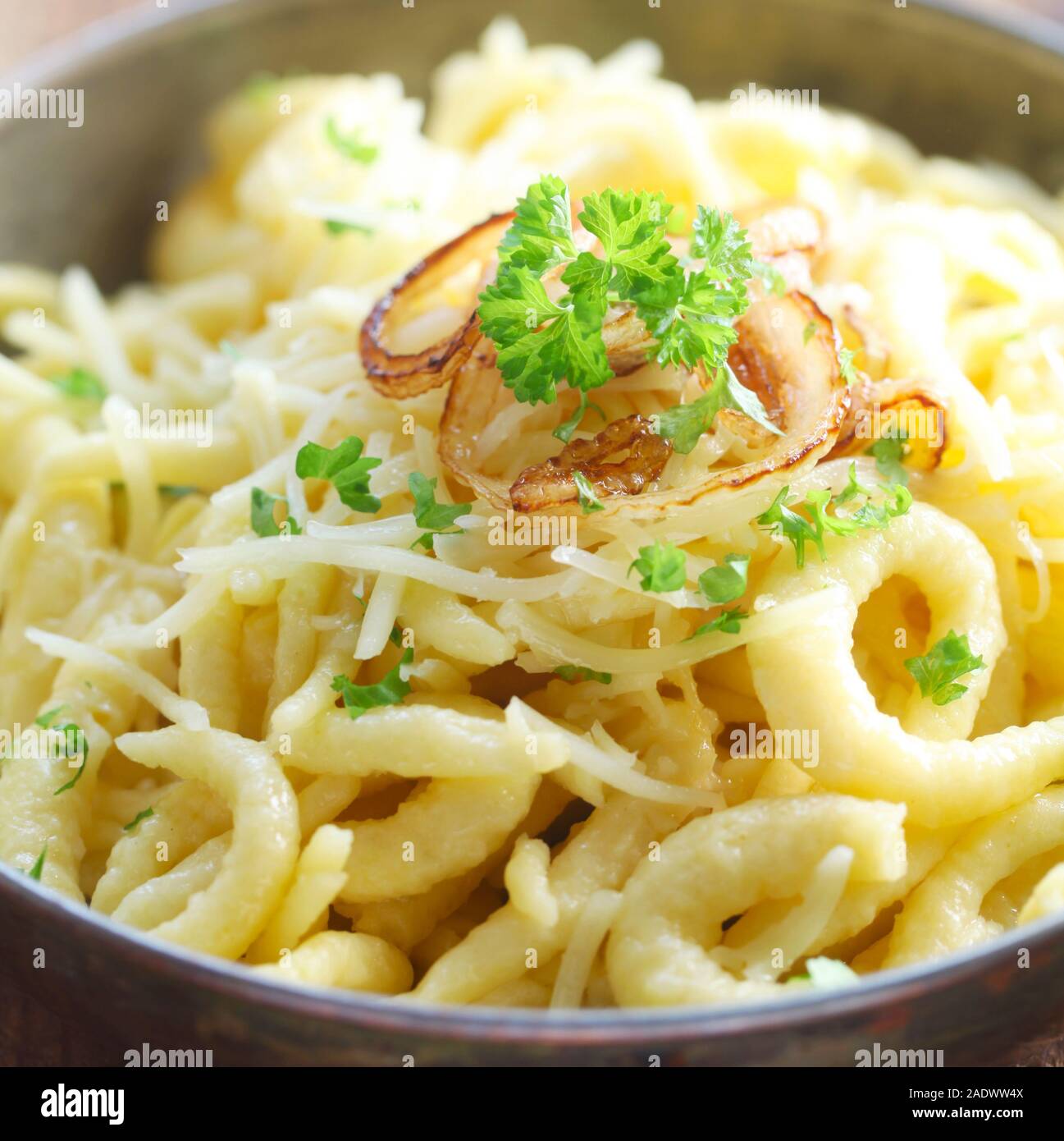 Schwäbische Spätzle mit Käse und Zwiebeln Stockfoto