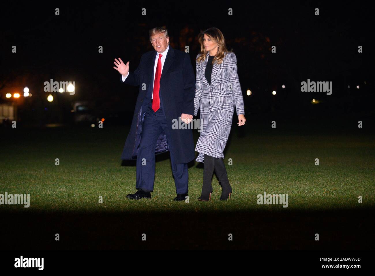 Präsidenten der Vereinigten Staaten Donald J. Trumpf Wellen der Presse, wie Er und die erste Dame Melania Trump Rückkehr in das Weiße Haus in Washington, DC, nach einer Reise nach London für den NATO-Gipfel am Mittwoch, 4. Dezember 2019. Quelle: Erin Scott/Pool über CNP/MediaPunch Stockfoto