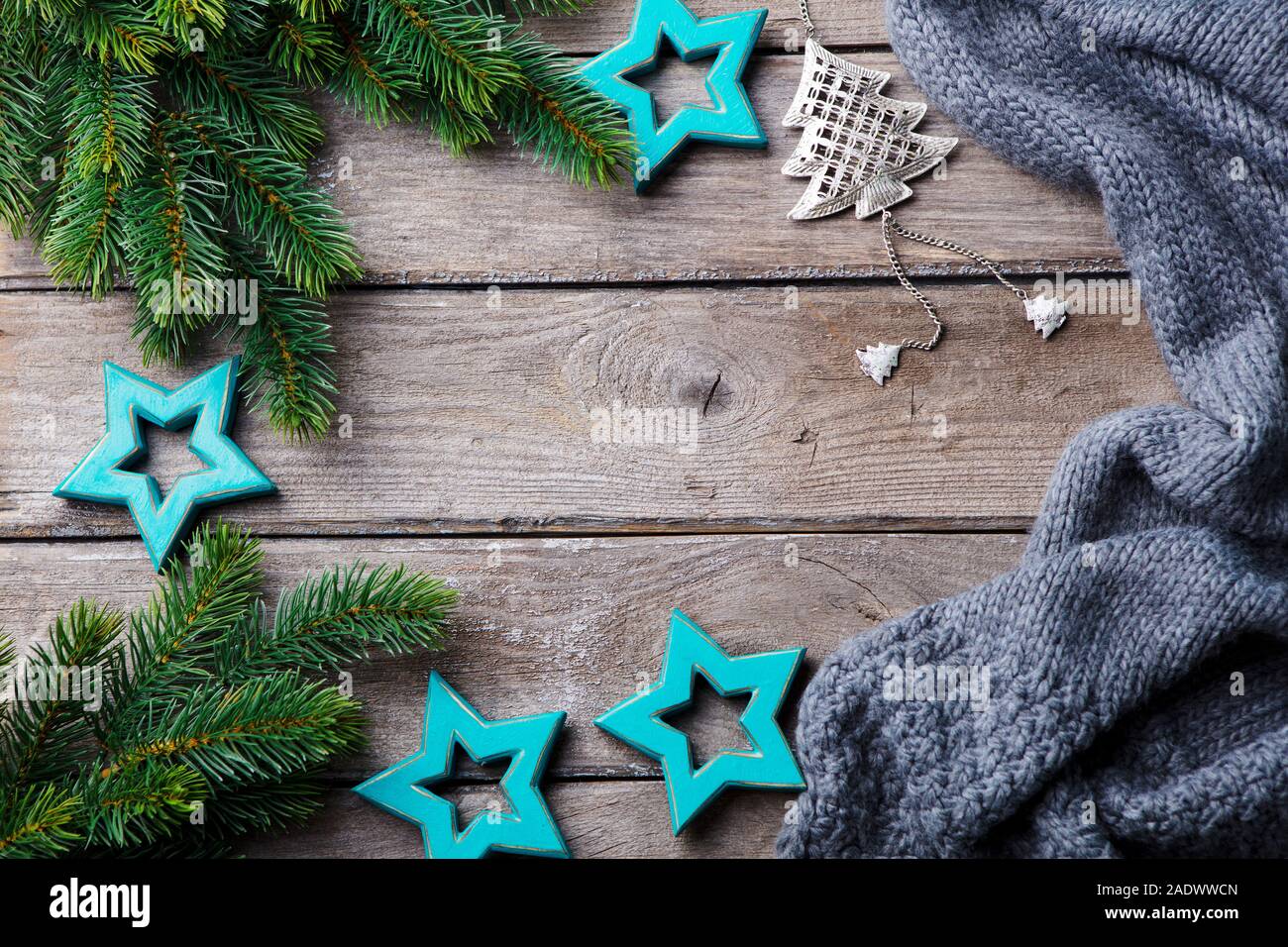 Weihnachtsdekoration Hintergrund mit Tannenbaum und Ornamente. Holztisch. Ansicht von oben Stockfoto