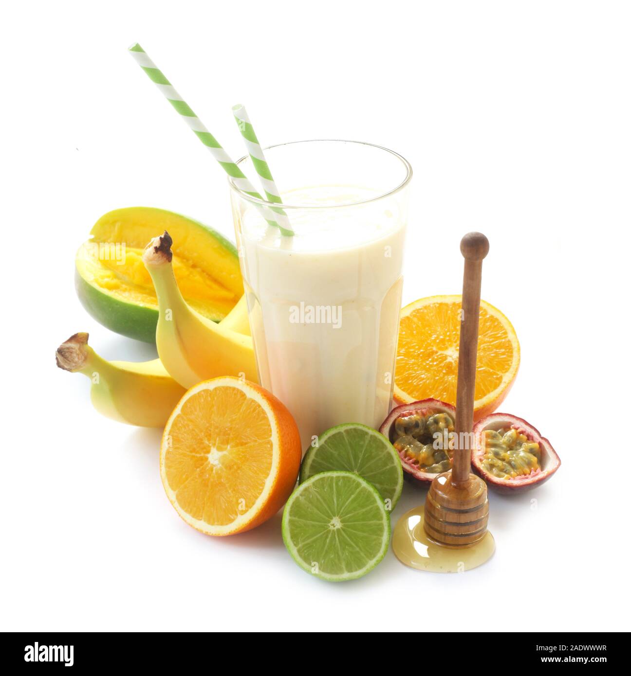 Ein Glas Obst Smoothie mit Zutaten isoliert auf weißem Stockfoto