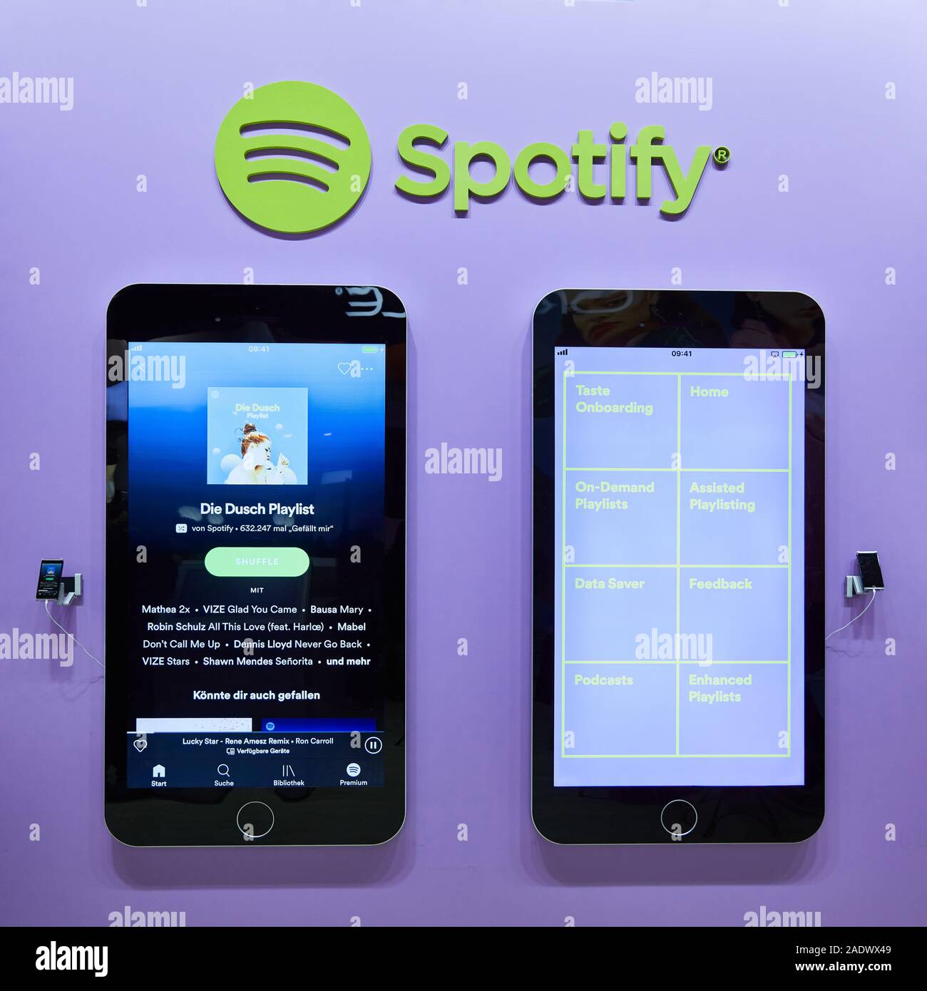 Köln, SEPTEMBER 2019: Übergroße iPhones mit Spotify App auf der dmexco Messe Stockfoto