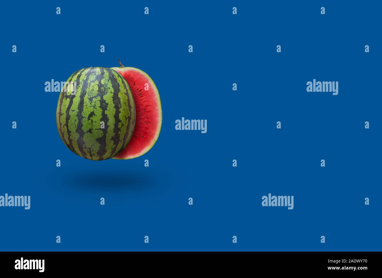 Wassermelone auf einem blauen Hintergrund mit kopieren. Klassische Farbkombination mit Rot und Grün Stockfoto