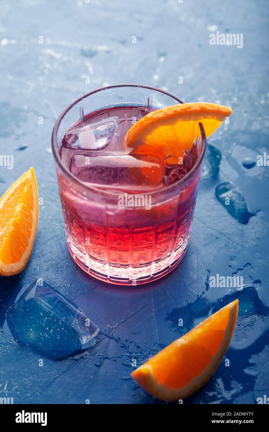 Frisches Eis tee Sommer Cocktail mit Orangen und Eis. Hintergrund Farben im modernen Blau 2020 Stockfoto