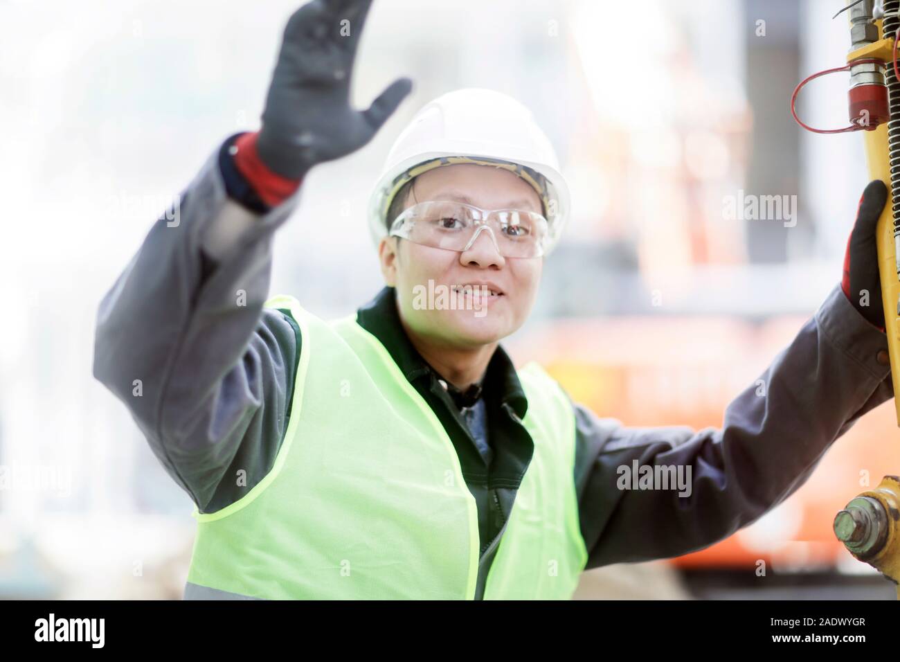 Bauingenieur steht vor einem Bagger Stockfoto