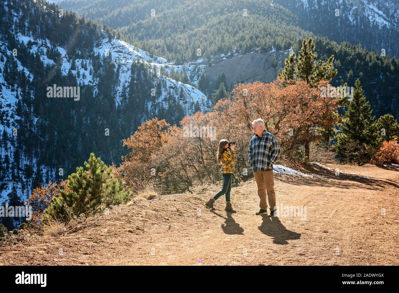 Großvater und Enkelin in den Bergen wandern Bilder aufnehmen Stockfoto