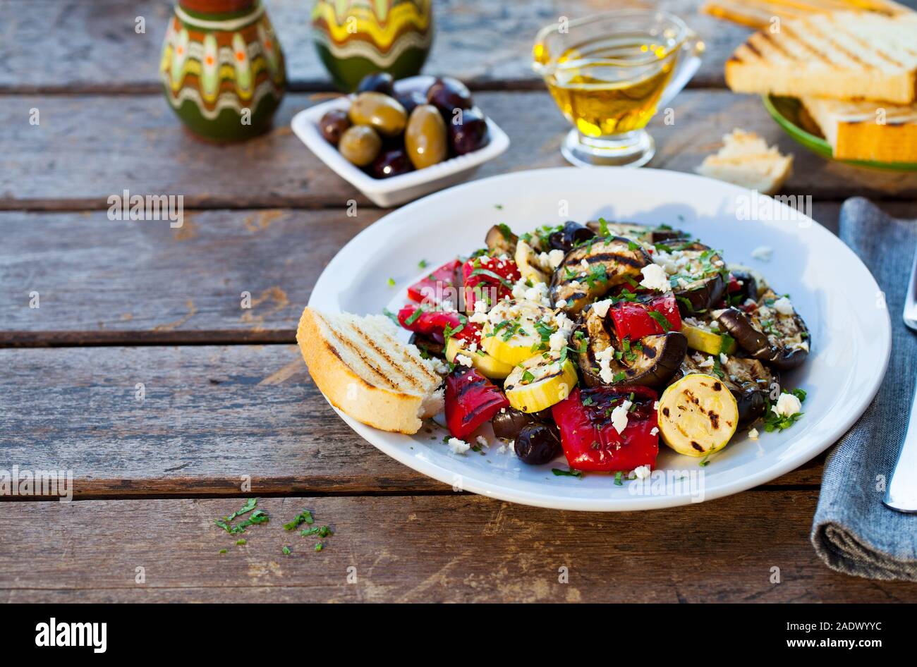 Gegrilltes Gemüse Salat mit Feta Käse in weiße Platte. Holz- Hintergrund.  Platz kopieren Stockfotografie - Alamy