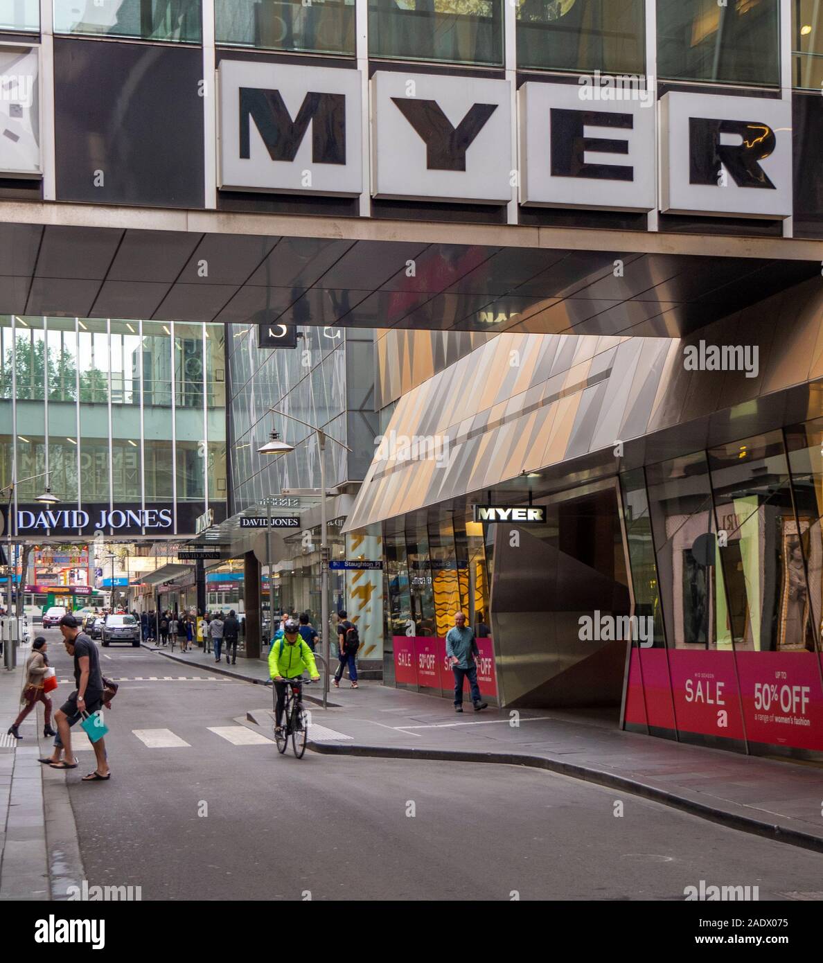 Brücke Anschluss Emporium Melbourne mit Myer Kaufhaus in der Little Bourke Street Melbourne, Victoria, Australien. Stockfoto