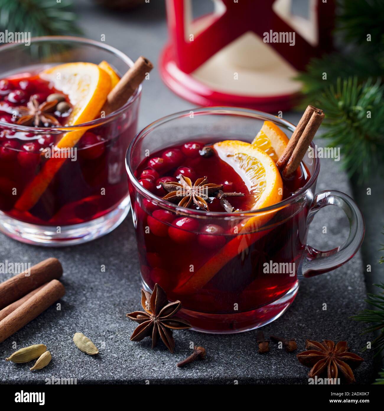 Glühwein Rotwein mit Gewürzen. Weihnachtsdekoration. Grauen Stein Hintergrund. Nahaufnahme Stockfoto