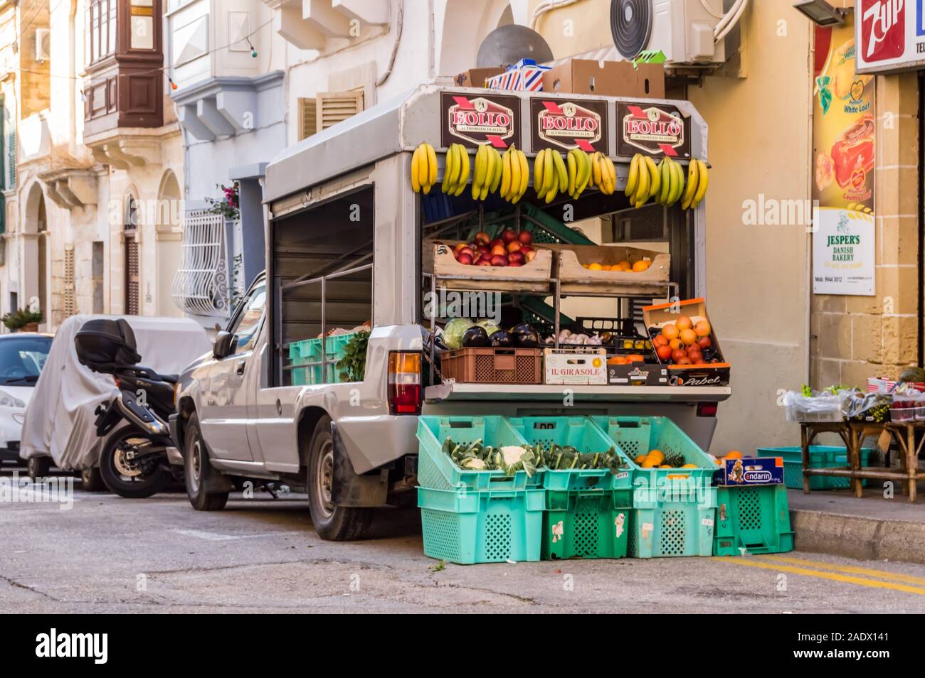 La Vallette, Malte, Europa -30/11/2019. Kleiner Lkw mit Gemüse und frisches Obst zum Verkauf gefüllt in den Straßen von Cefalu in Sizilien Stockfoto