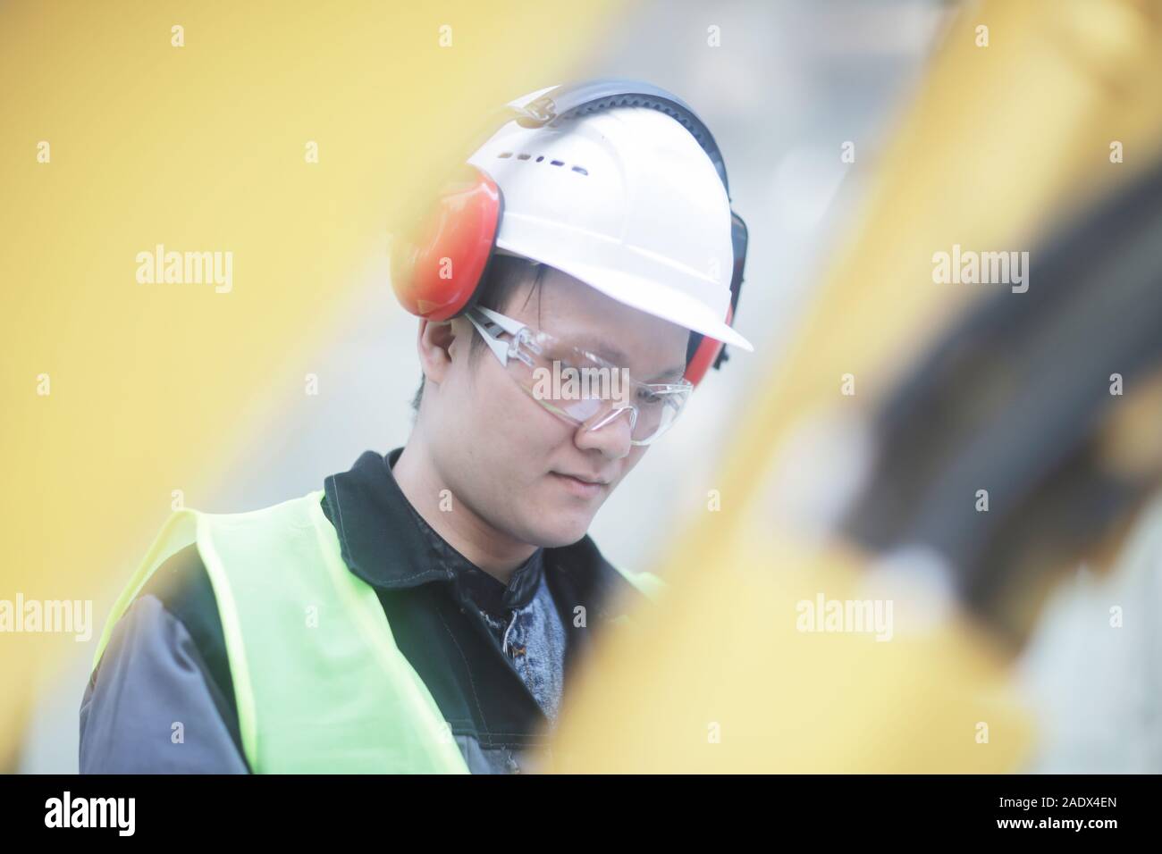Bauingenieur mit Helm in einer Straße Baustelle Stockfoto