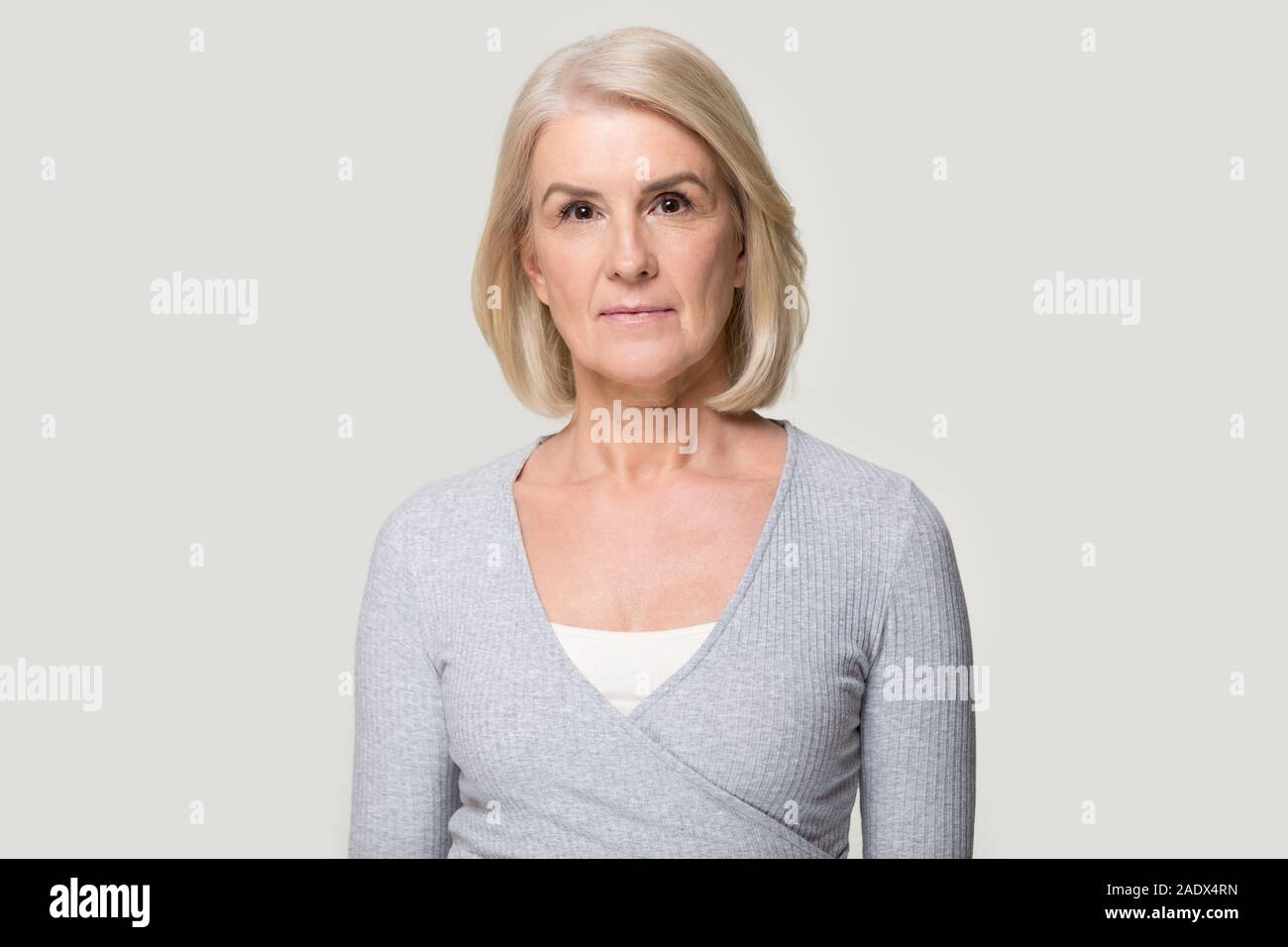 Kopf geschossen von schweren alten Frau an der Kamera auf der Suche Stockfoto