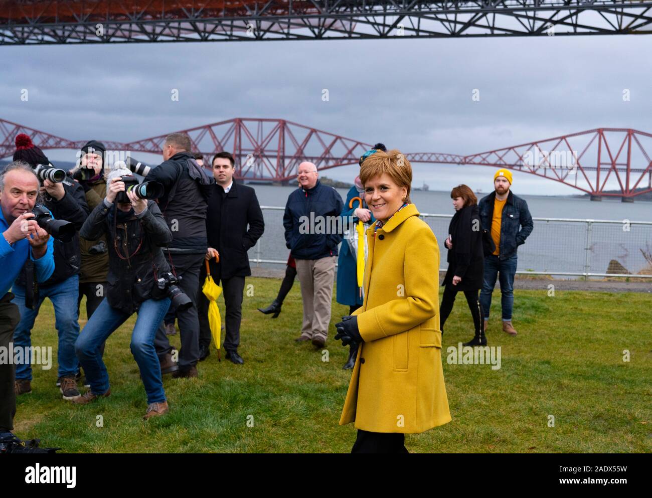 South Queensferry, Schottland, Großbritannien. 5 Dez, 2019. SNP-Chef Nicola Sturgeon markiert die letzte Woche des Wahlkampfes der SNP durch Anpfiff eine Tour durch Schottland auf der SNP-Kampagne Bus. Der erste Minister warnte, es gibt nur sieben Tage Brexit zu stoppen, und Schottlands Zukunft in Schottlands Hände - nicht Boris Johnson's. Credit: Iain Masterton/Alamy leben Nachrichten Stockfoto