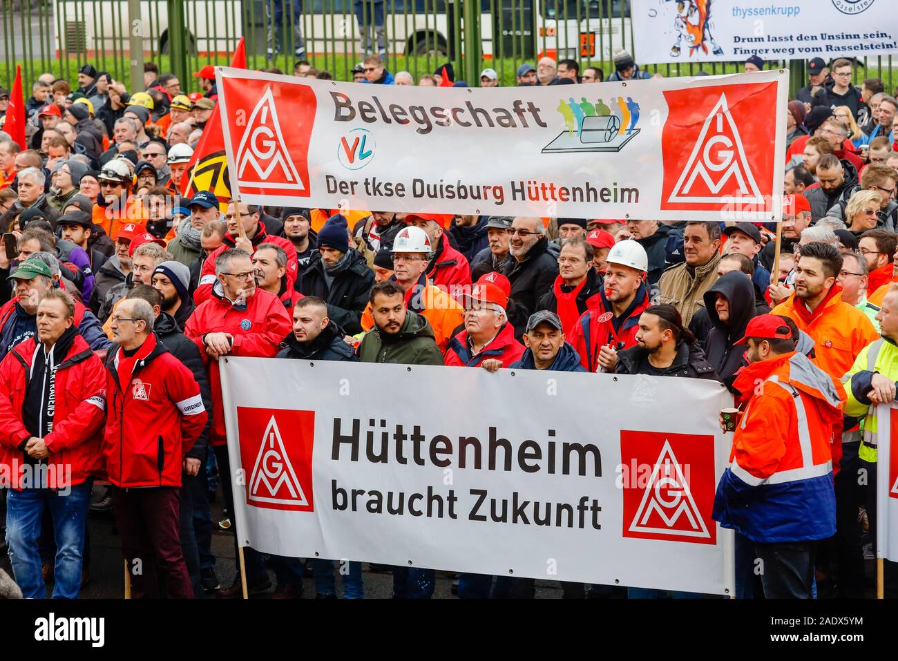 03.12.2019, Duisburg, Ruhrgebiet, Nordrhein-Westfalen, Deutschland - Tausende Stahlarbeiter bei ThyssenKrupp Stahl gegen die Einsparungen pl demonstrieren Stockfoto