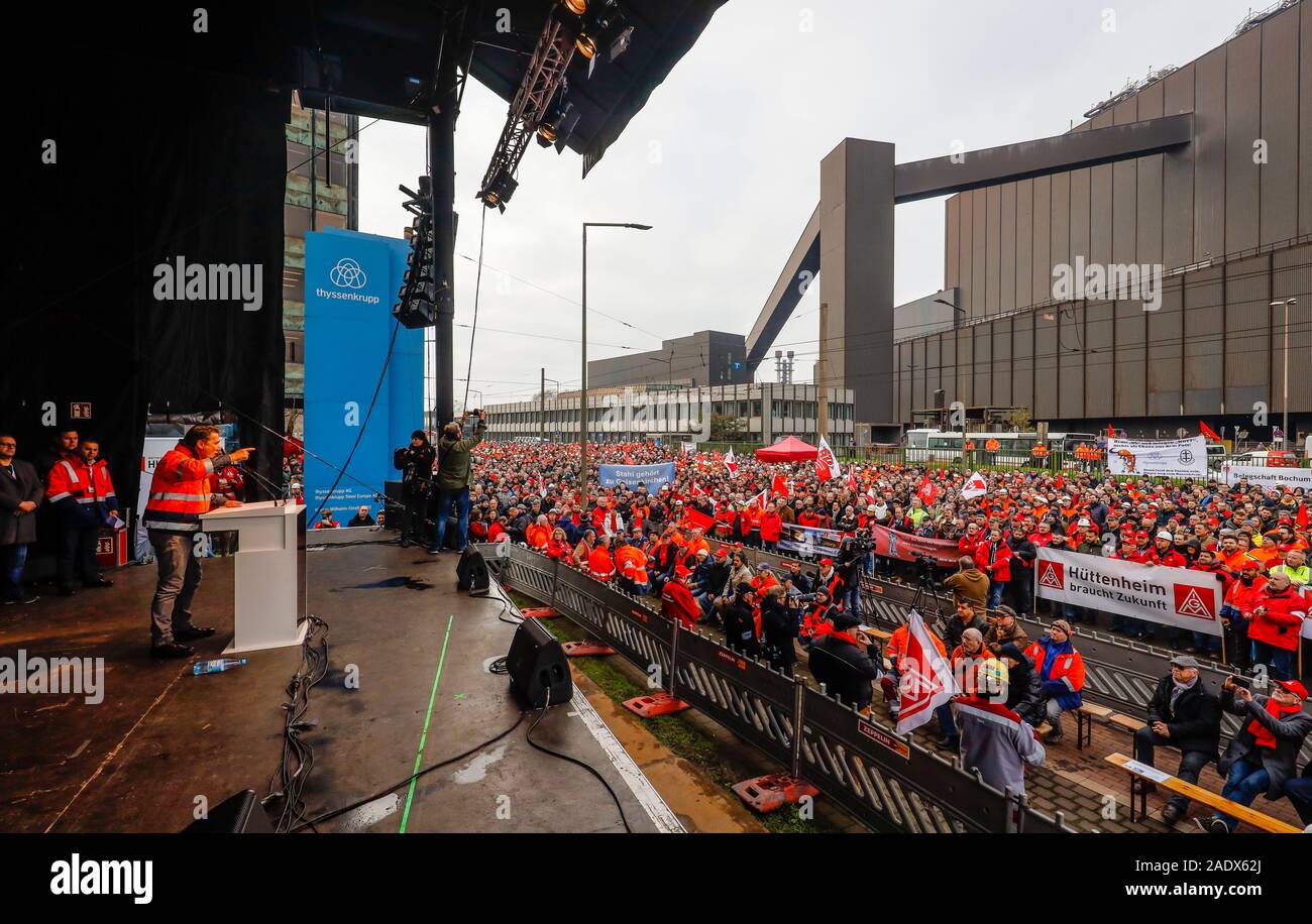 03.12.2019, Duisburg, Ruhrgebiet, Nordrhein-Westfalen, Deutschland - Tausende Stahlarbeiter bei ThyssenKrupp Steel gegen die Sparmaßnahmen zeigen Stockfoto