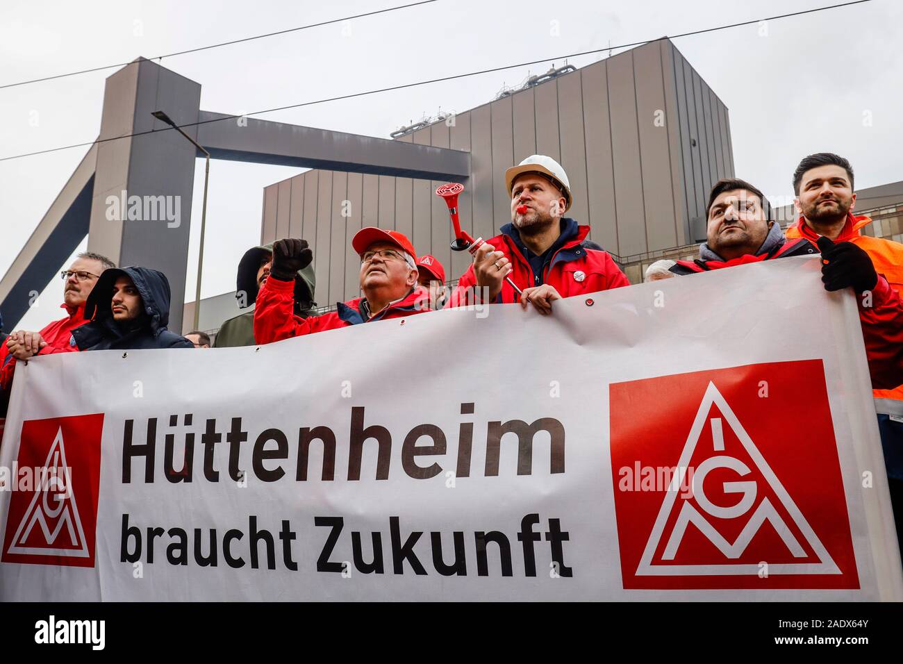 03.12.2019, Duisburg, Ruhrgebiet, Nordrhein-Westfalen, Deutschland - Tausende Stahlarbeiter bei ThyssenKrupp Stahl gegen die Einsparungen pl demonstrieren Stockfoto