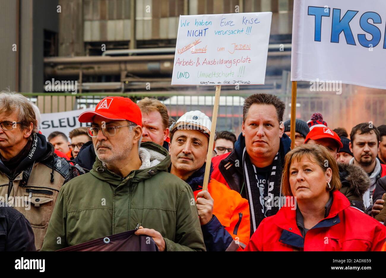 03.12.2019, Duisburg, Ruhrgebiet, Nordrhein-Westfalen, Deutschland - Tausende Stahlarbeiter bei ThyssenKrupp Stahl gegen die Einsparungen pl demonstrieren Stockfoto