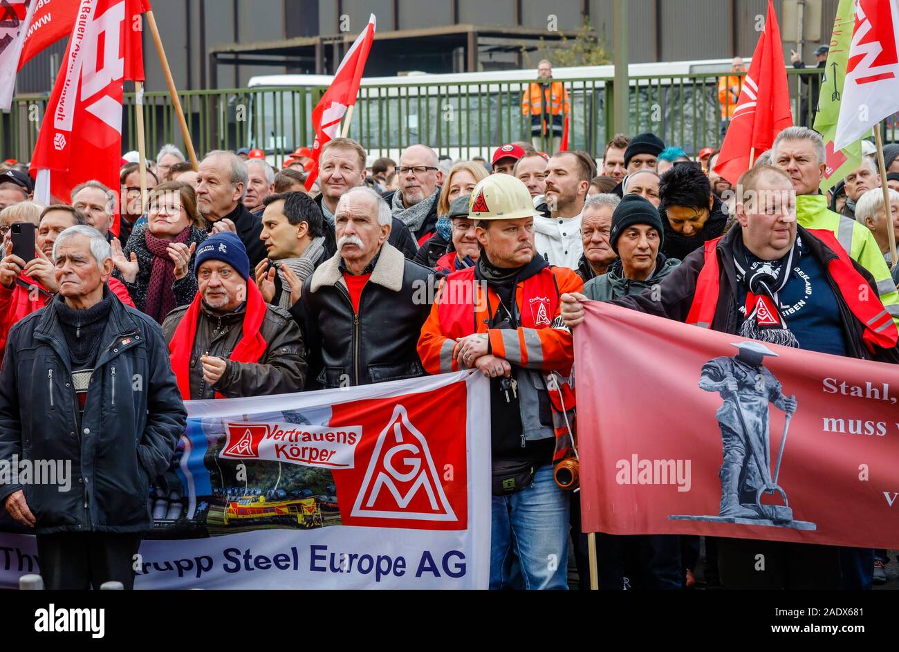 03.12.2019, Duisburg, Ruhrgebiet, Nordrhein-Westfalen, Deutschland - Tausende Stahlarbeiter bei ThyssenKrupp Stahl gegen die Einsparungen pl demonstrieren Stockfoto