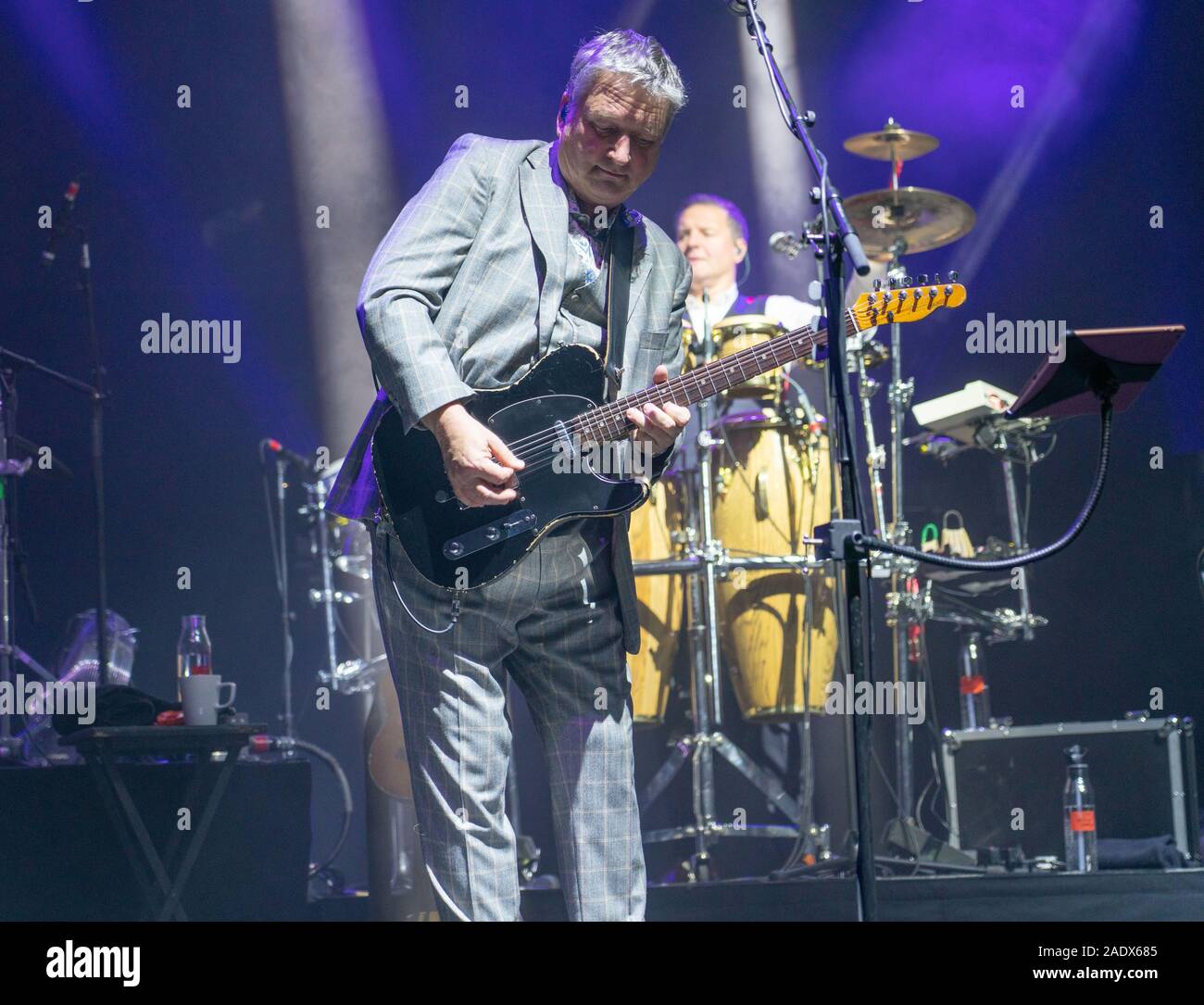 Glenn Tilbrook mit seiner Band Squeeze, bei Venue Cymru, Llandudno, 15. November 2019 erscheinen. Stockfoto