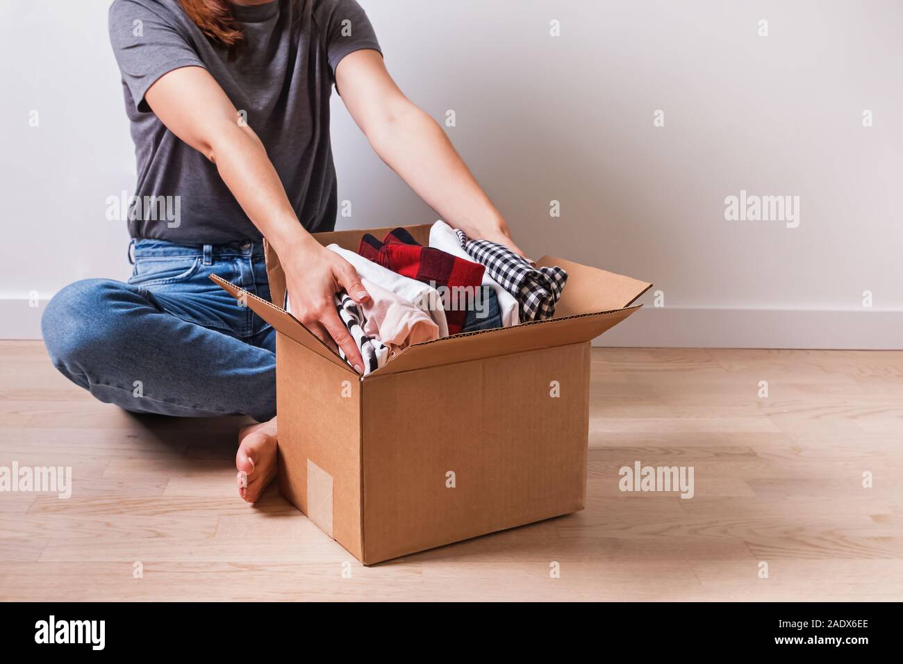 Frau, ihre Kleidung in einem carboad Box. Stockfoto