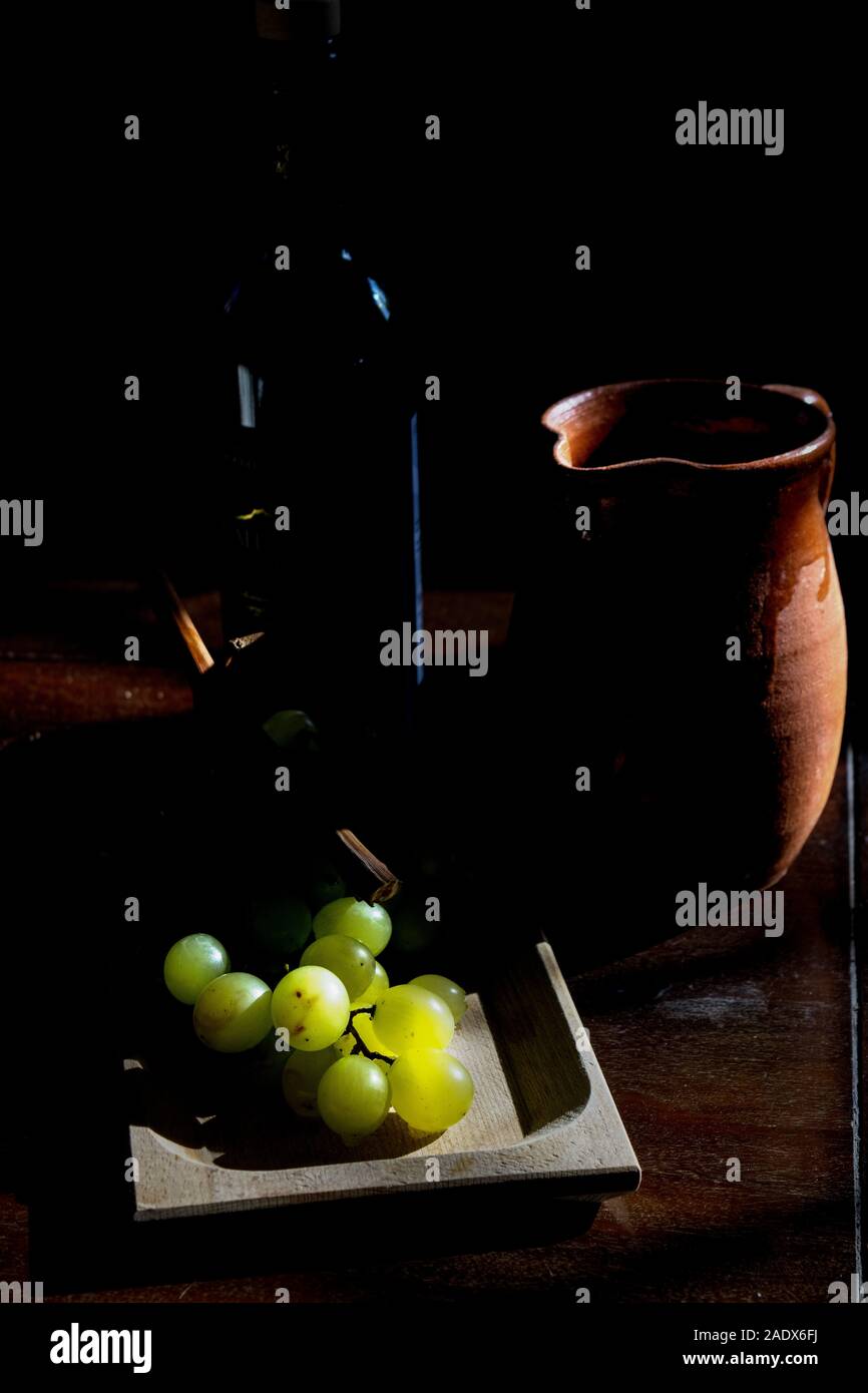 Konzept der havest mit einer Weintraube in Licht und Schatten Stockfoto