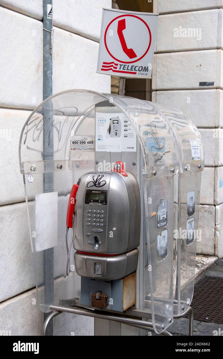 Öffentliche Münzfernsprecher auf einer Straße in Genua, Italien, Europa Stockfoto