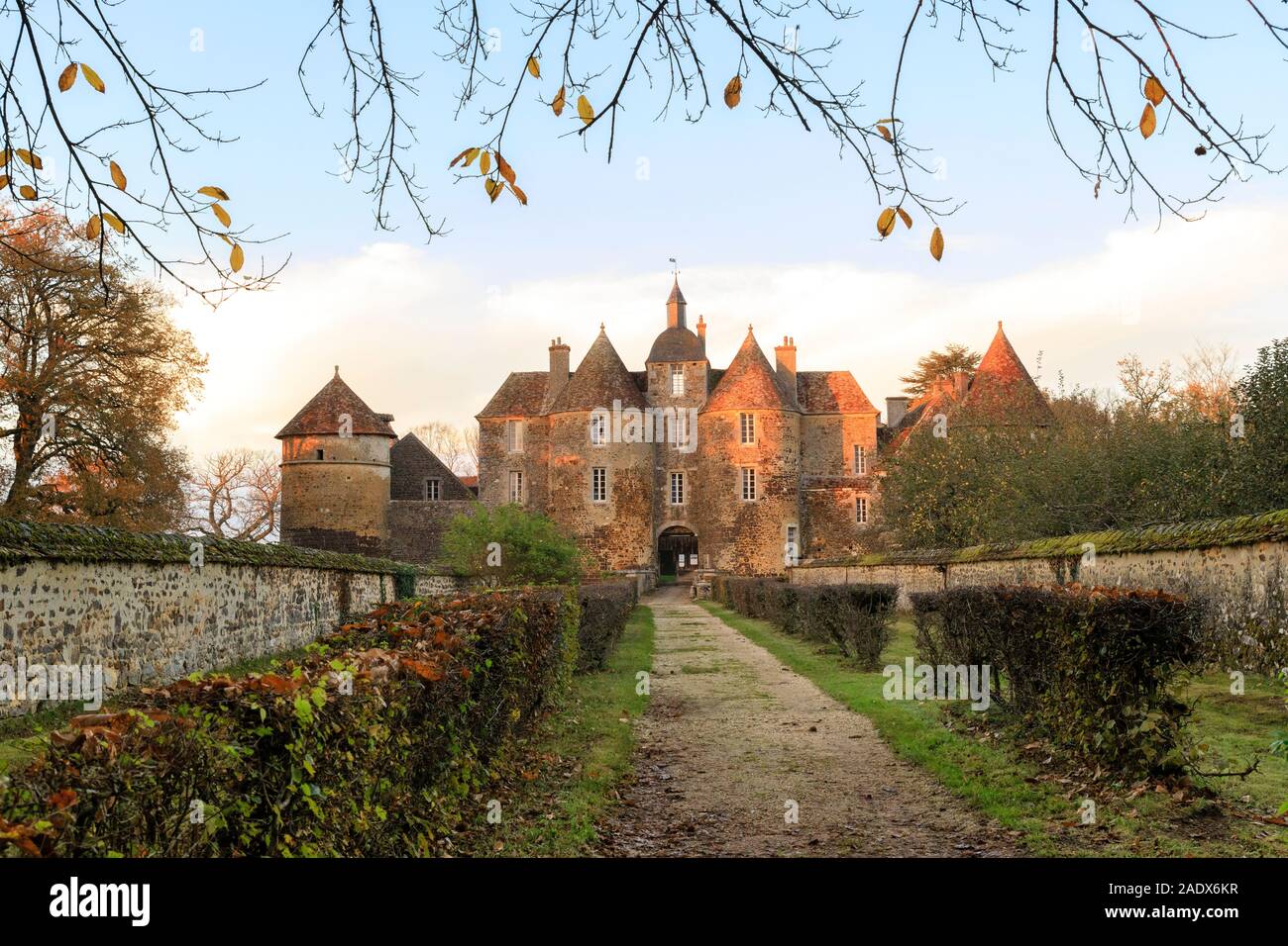 Frankreich, Yonne, Puisaye, Treigny, Chateau de Ratilly, Weg, um das Schloss // Frankreich, Yonne (89), Puisaye, Treigny, Château de Ratilly, Allée d'accès Vers Stockfoto