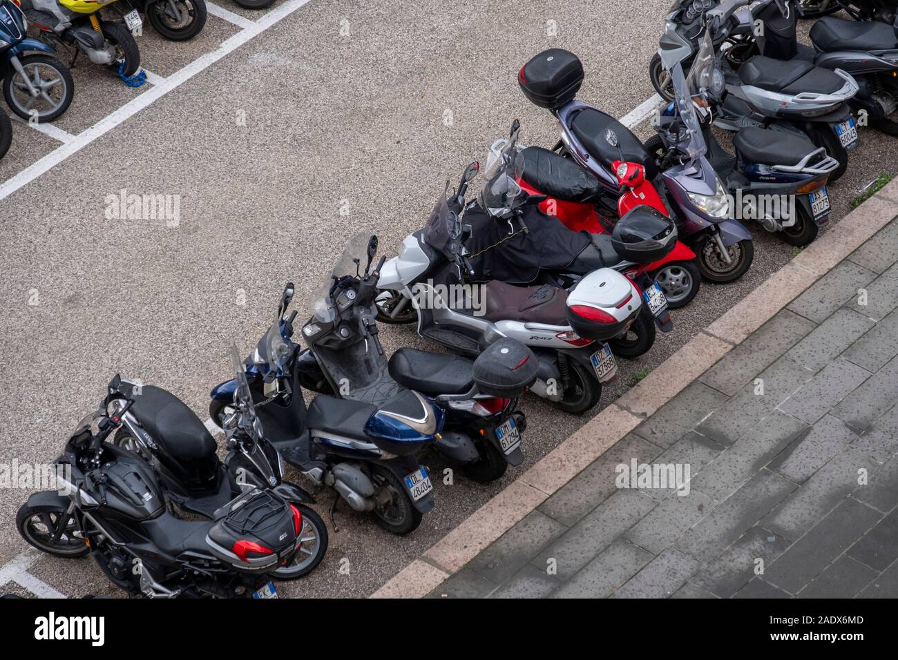 Luftaufnahme von geparkte Motorräder aufgereiht auf einer Straße in Genua, Italien, Europa Stockfoto