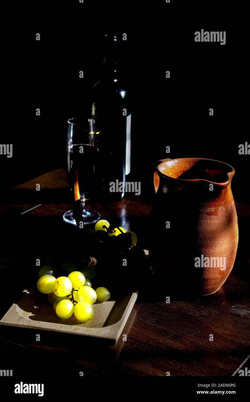 Konzept der havest mit einer Weintraube in Licht und Schatten Stockfoto