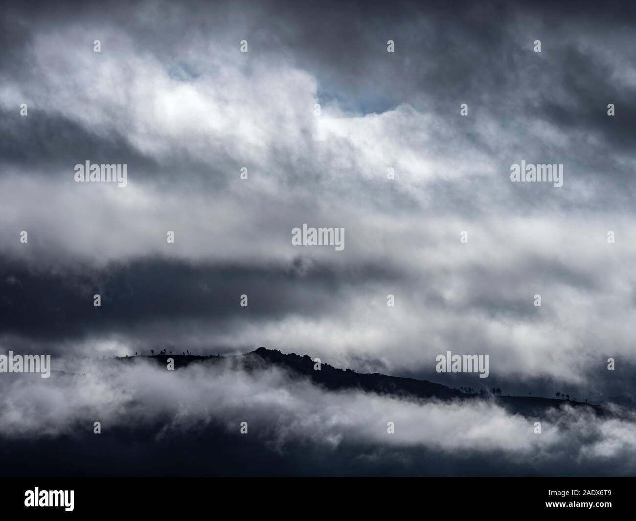Epische bergige Landschaft mit dramatischen Witterungsbedingungen und Beleuchtung Stockfoto