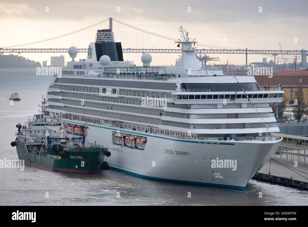 Öltanker die Betankung der Crystal Serenity Kreuzfahrtschiff Schiff im Hafen von Lissabon, Portugal, Europa Stockfoto
