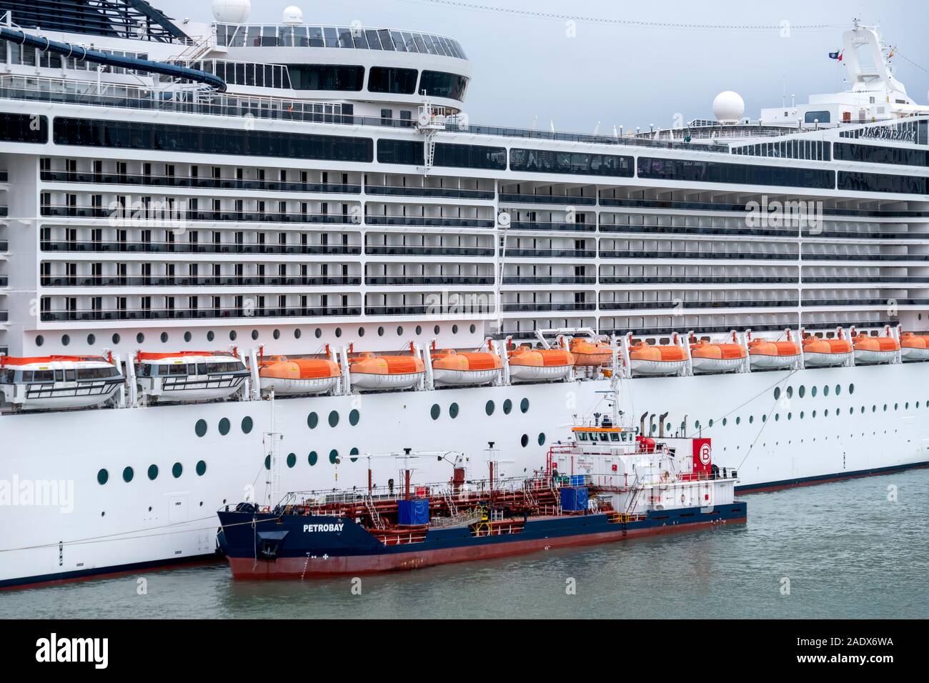 Öltanker die Betankung der MSC Preziosa Kreuzfahrtschiff Schiff Stockfoto
